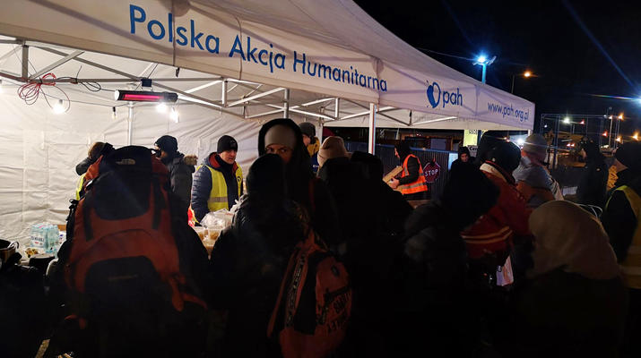 Polish Humanitarian Action staff and volunteers assist Ukrainian refugees at a border corssing in Poland.